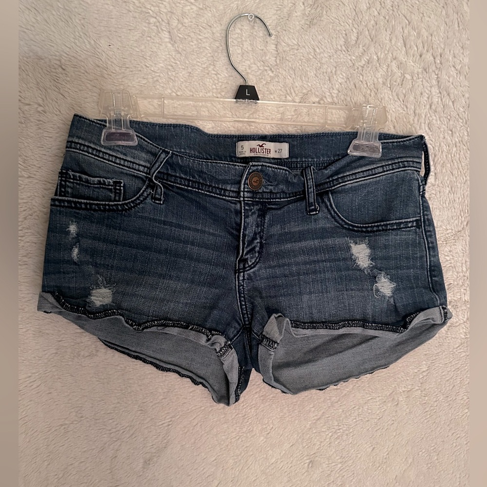 Hollister jean shorts. Size 27 Distressed and fun to wear over a bathing suit 👙